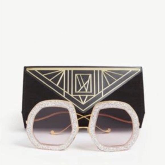 Does anyone have this ANNA-KARIN KARLSSON
BEAMING STAR- BLACK CRYSTAL - Picture 4 of 5